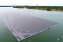 Una granja solar flotante en la presa Sirindhorn en Ubon Ratchathani. (Fotografía: bangkokpost.com)