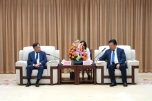 El vicesecretario del Comité del Partido de Hanói, Nguyen Van Phong, y el miembro del Comité Permanente del Partido provincial de Shaanxi (China) y también del Comité partidista de la ciudad de Xi’an, Fang Hongwei.