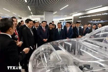 Presidente parlamentario vietnamita se reúne con jefes de principales corporaciones de China