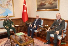 El subjefe del Estado Mayor General del Ejército Popular de Vietnam, Pham Truong Son (izquierda), en una sesión de trabajo con el ministro de Defensa , Yasar Guler, con la asistencia del jefe del Estado Mayor turco, general Metin Gurak. (Fotografía: qdnd.vn)