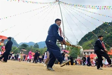 Destacadas actuaciones de Khen Mong en el Festival de meseta blanca de Bac Ha.