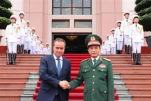 El ministro de Defensa de Vietnam, Phan Van Giang, recibe al ministro francés de Fuerzas Armadas, Sébastien Lecornu. (Fotografía: VNA)