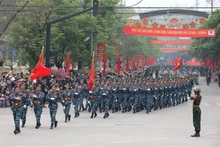 La unidad de guerra cibernética participa en un desfile en la calle. (Fotografía: VNA)