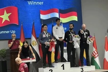 Bao Phuong Vinh (de pie a la izquierda en el podio) terminó segundo en el evento de tres bandas de la Copa Mundial de Ankara en Turquía. (Fotografía: nld.com.vn)
