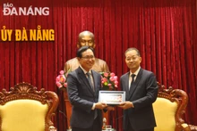 El secretario del Comité del Partido de Da Nang, Nguyen Van Quang, y el director general de Samsung en Vietnam, Cho Joo Ho.