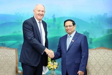 El primer ministro de Vietnam, Pham Minh Chinh recibe a Guy Bradley, presidente de Swire & Sons. (Fotografía: VNA)
