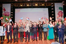 El presidente de la Asamblea Nacional, Vuong Dinh Hue, con artistas en un programa político y artístico para celebrar el 50 aniversario del establecimiento de relaciones diplomáticas entre Vietnam y Argentina. (Fotografía: VNA)