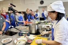 Un chef vietnamita muestra a los participantes cómo preparar el Pho. (Fotografía: VNA)