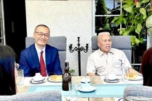 El embajador de Vietnam en Alemania, Vu Quang Minh (izquierda), y Le Duc Duong, quien se reunió dos veces con el Presidente Ho Chi Minh. (Fotografía: VNA)