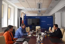 El embajador de Vietnam, Ha Hoang Hai (derecha), en una reunión con representantes del Ministerio polaco de Familia, Trabajo y Política Social. (Fotografía: VNA)