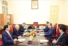El secretario general del Partido Comunista, Nguyen Phu Trong, trabaja con líderes clave. (Fotografía: VNA)