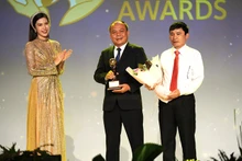 El director del Parque Nacional Cuc Phuong, Nguyen Van Chinh, recibe el título del Mejor Parque Nacional de Asia.