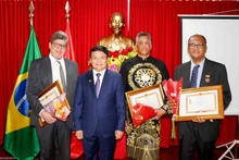 El Embajador de Vietnam en Brasil, Bui Van Nghi, entrega medallas conmemorativas a amigos brasileños y bolivianos.