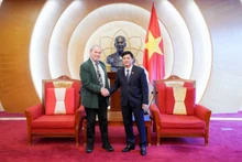 El subjefe del Comité de Ciencias, Tecnologías y Medio Ambiente y presidente del Grupo Parlamentario de Amistad Vietnam-Israel, Nguyen Tuan Anh, y el exmiembro del Parlamento israelí Alexander Lubotzki.
