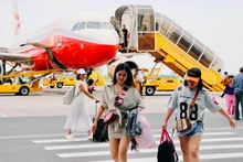 El primer grupo de turistas en el vuelo de Lijiang a Hai Phong.