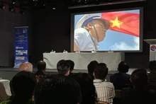 Los participantes ven una película sobre Truong Sa. (Fotografía: VNA)