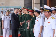 El presidente de Vietnam, To Lam, y los dirigentes de la Armada Popular. (Fotografía: VNA)