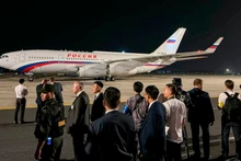El avión presidencial del mandatario ruso Vladimir Putin aterriza en el aeropuerto internacional de Noi Bai (Hanói). (Fotografía: TASS)