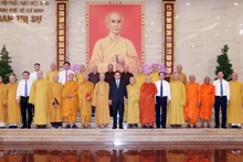 El viceprimer ministro Tran Luu Quang y los venerables de la Sangha Budista de Vietnam. (Fotografía: VNA)