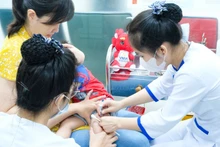 Inyectación de nueva vacuna contra meningitis meningocócica.