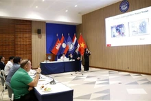Estudiantes de la Universidad de Thuy Loi presentan su proyecto. (Fotografía: VNA)