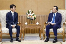 Viceprimer ministro de Vietnam Tran Luu Quang (derecha) recibe a Kim Myoung Kyu. (Foto: VNA)