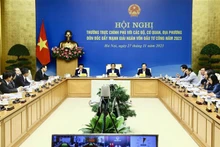 El primer ministro de Vietnam, Pham Minh Chinh preside la reunión en línea del Comité Permanente del Gobierno. (Fotografía: VNA)