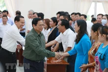 El primer ministro Pham Minh Chinh con los votantes de Can Tho.