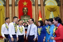 El presidente de Vietnam, Vo Van Thuong, y los delegados. (Fotografía: VNA)
