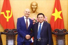 El miembro del Buró Político del Partido Comunista de Vietnam, director de Academima Nacional de Política Ho Chi Minh y presidente del Consejo Teórico Central, Nguyen Xuan Thang, con el embajador holandés en Hanói, Kees van Baar. (Fotografía: VNA)