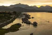 Pueblo pesquero habita pacíficamente en el río Da