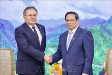 El primer ministro Pham Minh Chinh (derecha) y Alexei Likhachev, director general de la Corporación Estatal de Energía Atómica Rosatom. (Fotografía: VNA)