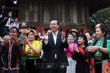El presidente de Vietnam, Vo Van Thuong, visita la aldea de la etnia Thai. (Fotografía: VNA)
