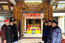 Miembros del comité organizador del festival Minh The reunidos en el santuario honrado a la reina Vu Thi Ngoc Toan. (Fotografía: nld.com.vn)