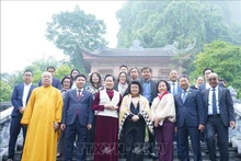 La presidenta de la Asamblea Nacional de Camboya, Samdech Khuon Sudary, y las autoridades de la provincia vietnamita de Ha Nam en la zona turística nacional de Tam Chuc. (Fotografía: VNA)