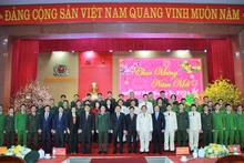 El presidente de la Asamblea Nacional de Vietnam, Vuong Dinh Hue, y policias de Nghe An. (Fotografía: Nhan Dan)