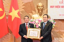 [Foto] Presidente del Legislativo vietnamita asiste a ceremonia de entrega de insignas de militancia del Partido