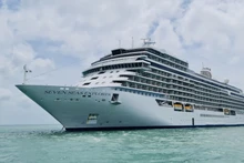 El crucero Seven Seas Explorer atracó en el puerto de Nha Trang. (Fotografía: laodong.vn)