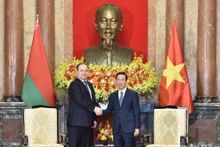 El presidente de Vietnam, Vo Van Thuong, recibe al primer ministro de Bielorrusia, Roman Golovchenko.