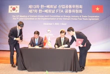 La firma de los tratados de cooperación entre ambos países. (Fotografía: VNA)