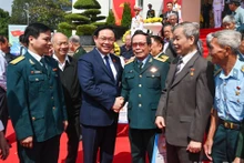 El presidente de la Asamblea Nacional de Vietnam, Vuong Dinh Hue, y autoridades de la Fuerza de Defensa Aérea-Antiaérea. (Fotografía: Nhan Dan)