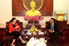 El vicepresidente del Comité Popular de la ciudad de Can Tho, Nguyen Thuc Hien, y la cónsul general de Canadá en Ciudad Ho Chi Minh, Annie Dubé. (Fotografía: VNA)