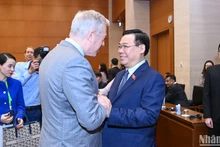 El presidente de la Asamblea Nacional de Vietnam, Vuong DInh Hue, recibe al presidente y director general del USABC, Ted Osius.