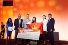 Organizadores de la competencia otorgan la medalla de plata mundial MOS Excel 2016 a la estudiante Nguyen Thi Thanh Truc de Vietnam. (Fotografía: laodong.vn)