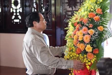El primer ministro de Vietnam, Pham Minh Chinh, rinde homenaje al fallecido presidente del Consejo de Ministros Pham Hung. (Fotografía: VNA)