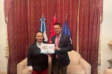 El embajador de Vietnam en Argentina, Duong Quoc Thanh, y la directora de ICAV, Poldi Sosa Schmidt.