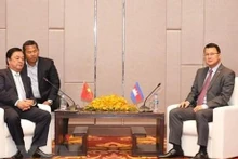 El ministro vietnamita de Agricultura y Desarrollo Rural, Le Minh Hoan (I), y el titular camboyano de Agricultura, Silvicultura y Pesca, Dith Tina. (Fotografía: VNA)