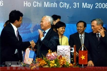 El exviceprimer ministro vietnamita Vu Khoan en una ceremonia de firma del acuerdo para concluir las negociaciones bilaterales con EE. UU. sobre la adhesión de Vietnam a la Organización Mundial de Comercio. (Fotografía: VNA)
