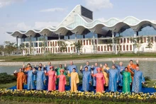 El presidente Nguyen Minh Triet con los líderes en el traje tradicional Ao Dai de Vietnam en la Reunión del APEC en Hanói en 2006. (Foto: apec.org)