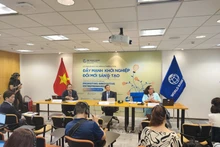 Los expertos del BM en la conferencia de prensa. (Fotografía: VNA) 